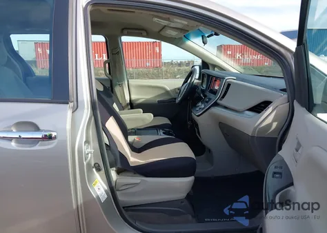 2015 Toyota Sienna L 7 Passenger z USA, uszkodzony, nr VIN 5TDZK3DC1FS598628
